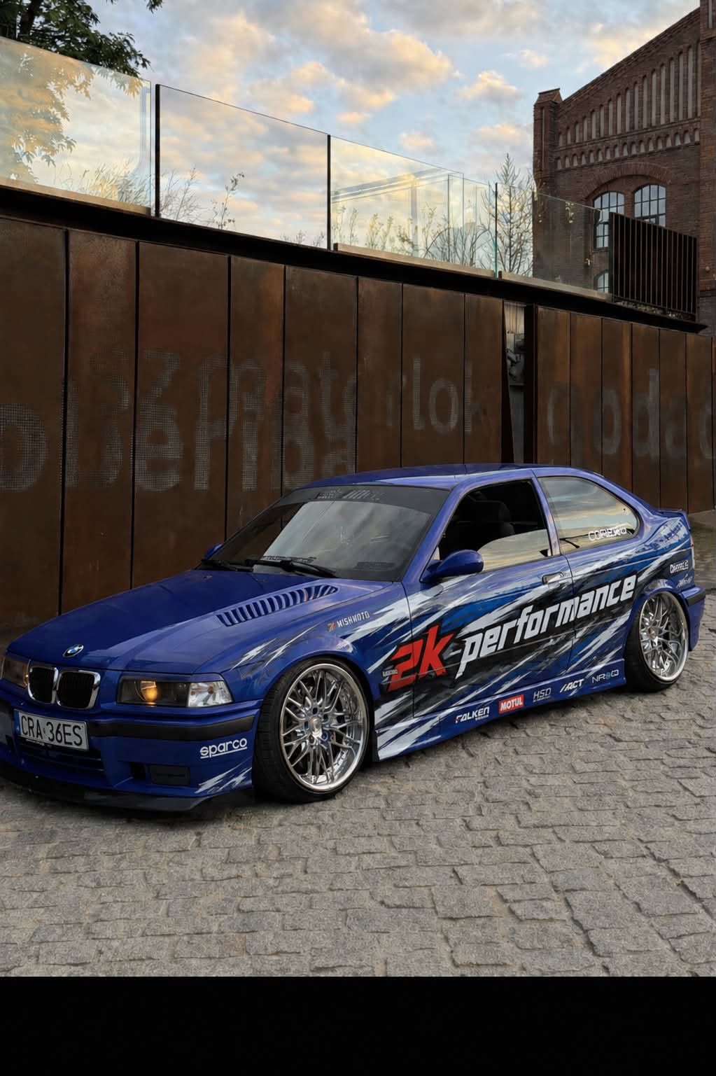 Niebieskie BMW E36 w barwach 2K Performance